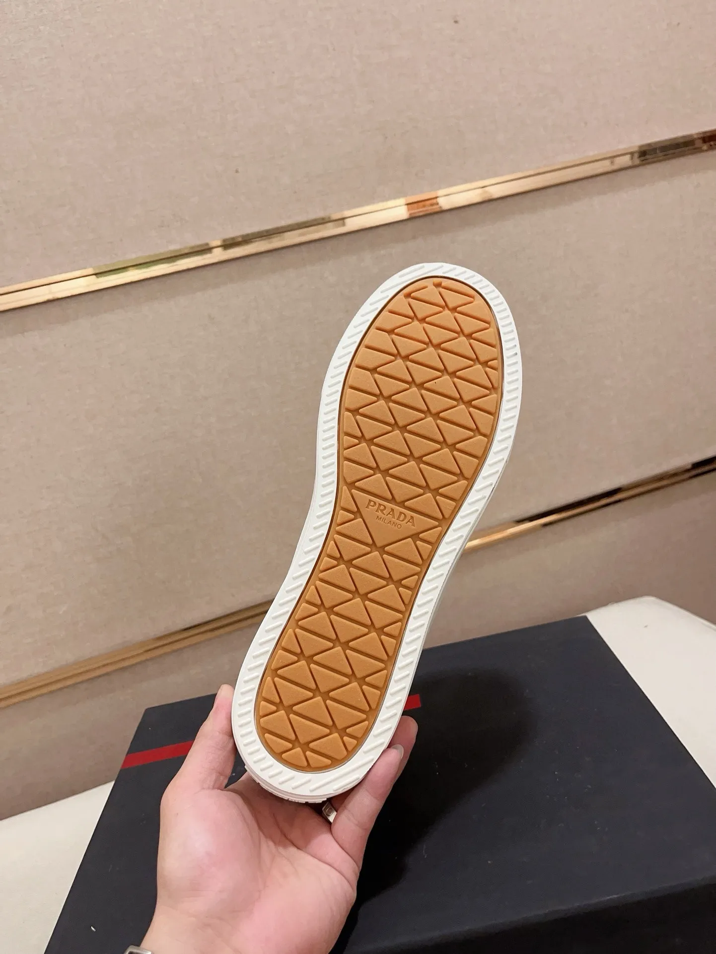 Men's shoes 💰 580💰 ✔️✔️✔️High-quality new PRADA counters are launched at the same time. The new men's shoes and 😘fabrics are selected from first-layer cowhide and are made by pure handicrafts. Lining: Full cowhide lining. 👍🏿 High-end ☄️ air-cushion molded anti-slip rubber outsole, exquisite lines, simple and elegant, comfortable and high-end for leisure travel. Code number: 38 to 44 (45 can be customized)
